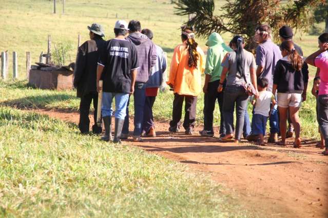 Com DOF e For&ccedil;a Nacional no local, produtores retomam fazenda no &quot;peito&quot;
