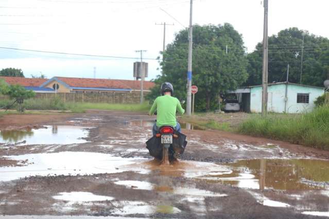 Caminh&otilde;es atolam em lama&ccedil;al criado pela chuva em bairro da Capital