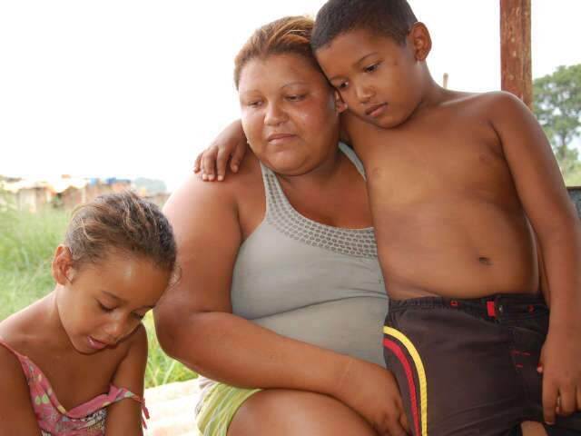 Na Cidade de Deus, pobreza faz at&eacute; os adultos esperarem pelo Papai Noel