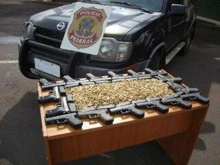 Foram localizados 16 pistolas com 32 carregadores e 2,1 mil munições entre 9mm e .40. (Foto: Divulgação)