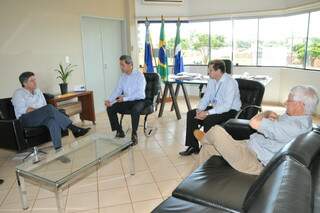 Murilo com diretores da Caixa; prefeito disse que é preciso acelerar projetos habitacionais (Foto: A. Frota)