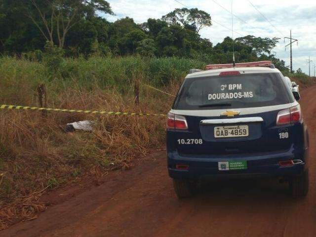 Jovem &eacute; encontrado morto com marcas de tiros no pesco&ccedil;o e no peito 