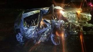 Carros ficaram destruídos em acidente provocado por condutor embriagado no último sábado (Foto: