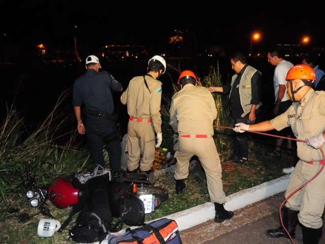 Em acidente, motociclista cai em encosta do rio Anhandu&iacute; na Ernesto Geisel