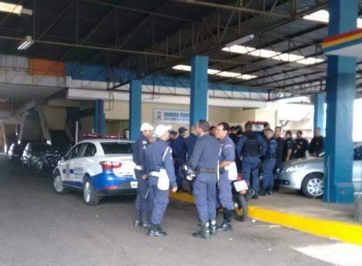 Jovem &eacute; agredido por homem fardado e suspeito &eacute; guarda ou policial