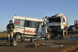 A ambulância ficou com a frente totalmente destruída. (Foto: Osvaldo Duarte)