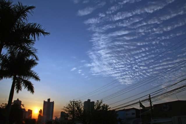 Terça-feira começa com clima ameno, mas temperatura sobe e chega a 33ºC