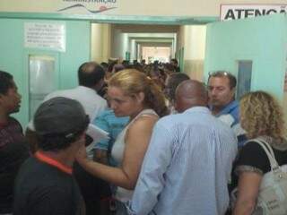 Após chegada da imprensa e vereador, pacientes foram chamados e se apertaram em corredor (Foto: Helton Verão)