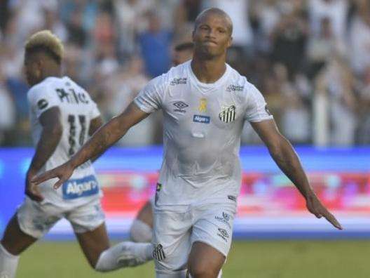 Partida entre Santos e Athletico-PR tem p&ecirc;nalti pol&ecirc;mico e termina 1 a 1