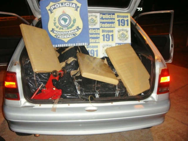  PRF apreende 300 quilos de maconha na BR-262, em &Aacute;gua Clara
