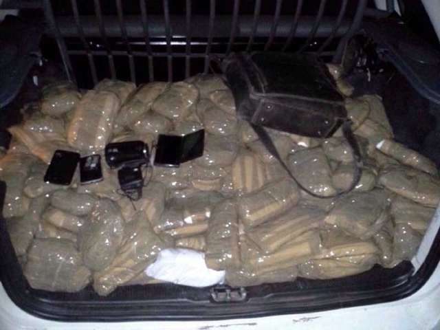Equipe de TV &eacute; detida transportando coca&iacute;na falsa durante reportagem