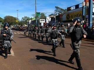 Policiais militares desfilam na Marcelino Pires (Foto: Osvaldo Duarte/Grande FM)
