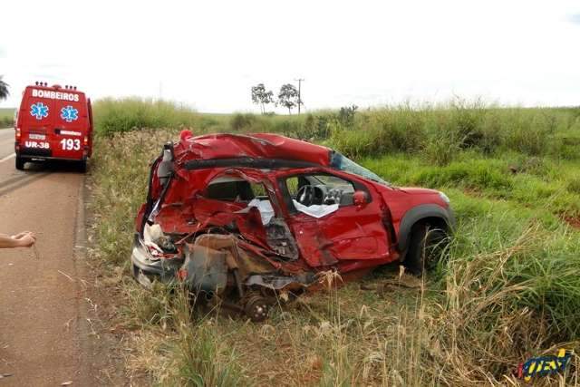 Homem morre em acidente envolvendo Uno e carretas na BR-163