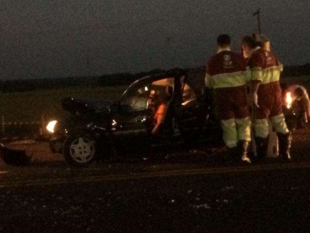 Carro bate em carreta que entrava em posto e cinco pessoas ficam feridas