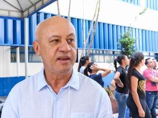 Carlos Alberto Assis conversou com o Campo Grande News durante exposição na Uniderp (Foto: Henrique Kawaminami)