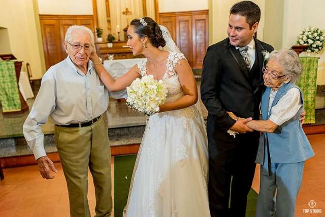 Com beijo no ar, av&oacute; demonstra a felicidade em ver a primeira neta no altar