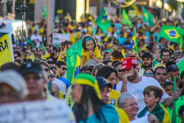 Depois de analisar imagens de drones, PM conta 100 mil pessoas na Capital
