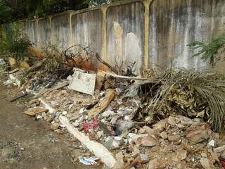 Cal&ccedil;ada de escola cheia de entulhos gera reclama&ccedil;&atilde;o no Bairro Moreninhas 2