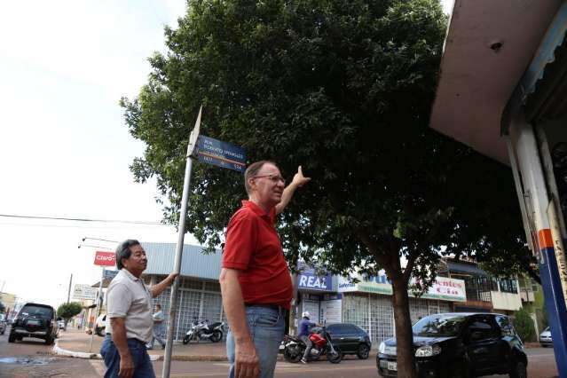 Macaco com coleira aparece em rua e chama aten&ccedil;&atilde;o no Centro da Capital