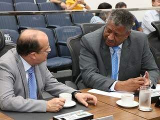 Deputado José Carlos Barbosa, à esquerda, conversa com o deputado João Batista dos Santos. (Foto: Victor Chileno/ALMS).