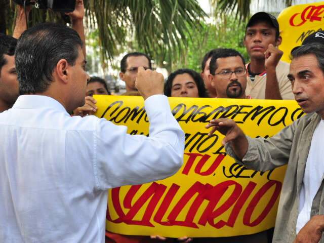  Agentes fazem manifesto em frente &agrave; Prefeitura 