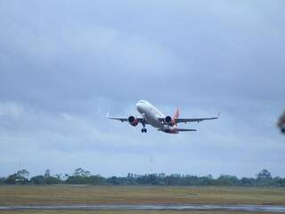 Avião decolando no Aeroporto Internacional de Campo Grande. (Foto: Marina Pacheco).