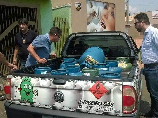 Dono de revenda de g&aacute;s &eacute; preso por vender botij&atilde;o com peso menor