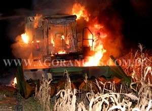 Colheitadeira pega fogo em planta&ccedil;&atilde;o de milho de Vicentina