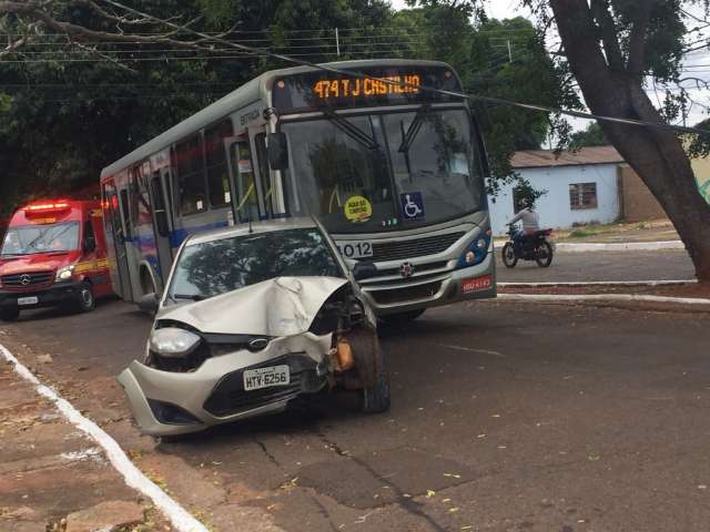 Motorista passa mal, derruba poste e s&oacute; para ao bater em &ocirc;nibus