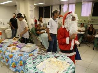 Professor Carlão vestido de Papai Noel na ala de quimioterapia do hospital regional.(Foto: Fernando Antunes)
