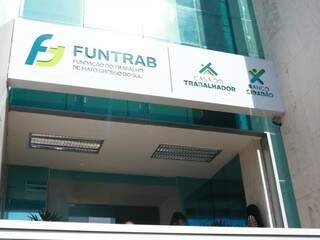 Fachada da agência da Funtrab, em Campo Grande. (Foto: Henrique Kawaminami/Arquivo).
