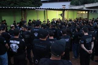 Policiais e Guardas se reuniram na Derf para receber instruções da operação. (Foto: Fernando Antunes)