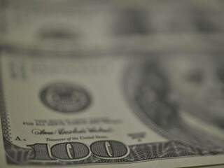 D&oacute;lar cai a R$ 4,05 e fecha no menor valor em mais de 50 dias