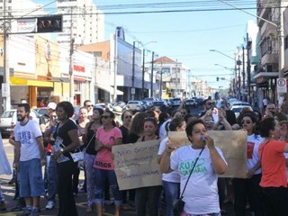 Manifestantes foram novamente às ruas pedindo para Justiça rever decisão sobre demissões. (Foto: Alcides Neto)