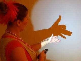 Para fazer sombra, basta uma parede e uma lanterna. (Foto: Arquivo Pessoal)