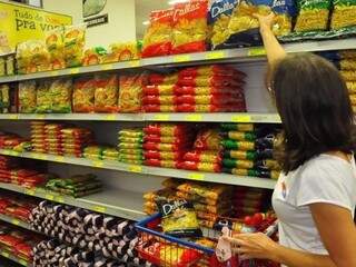 Consumidora durante compras em supermercado. (Foto: Reprodução/Arquivo) 