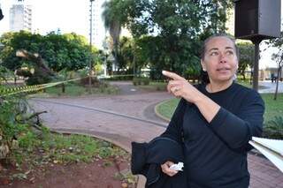 Rosemar afirma que outra árvore da praça também corre o risco de cair, já que está torta (Foto: Simão Nogueira)