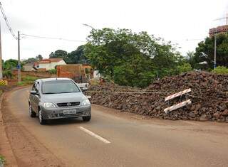 Pedras foram colocadas no trecho onde desmoronamento provocou interdição na sexta-feira. (Foto: Simão Nogueira)