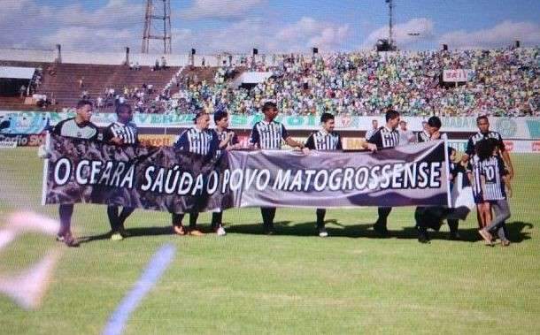 Cear&aacute; entra em campo, comete gafe e 15 mil torcedores vaiam