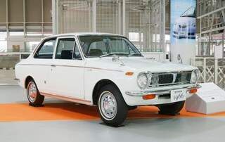 Primeira geração do sedã Corolla estreou há 47 anos, objetivo da Toyota era produzir um carro para o povo.