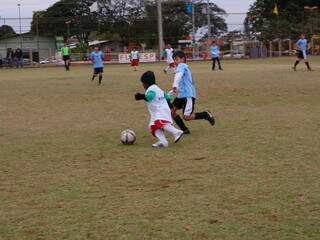 Menor do time, Vagner Love parte para cima de time formado por alunos da escolinha do Santos. (Foto: Simão Nogueira)