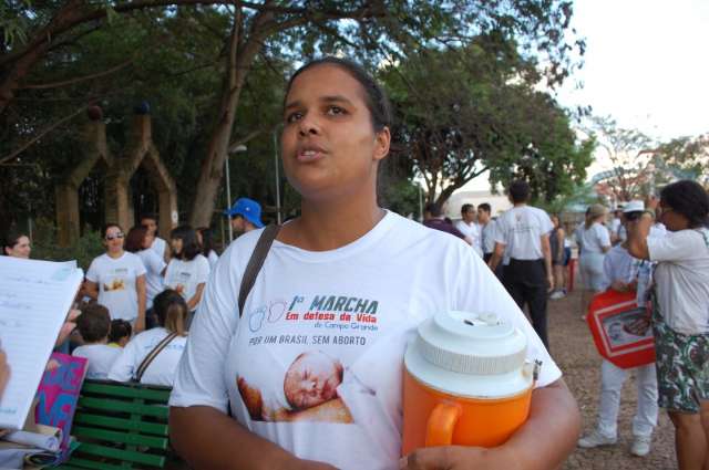 Marcha no Centro re&uacute;ne centenas contra legaliza&ccedil;&atilde;o do aborto
