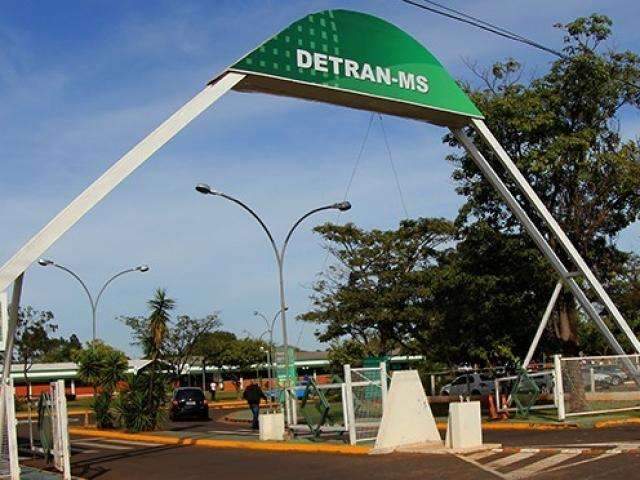 Lista com 3,2 mil CNHs suspensas tem ex-governador e conselheiro do TCE