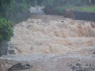 Força e volume da água na cachoeira do Córrego Prosa durante a chuva de quinta-feira. (Foto: João Garrigó)