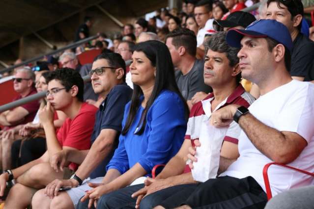 Com nostálgicos e novatos no estádio, torcida aprova retorno do Morenão