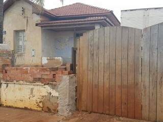 Muro e portão improvisados da casa. (Foto: Mirian Machado).