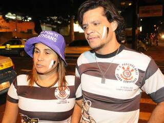 Casal de namorados decidiu ir para a praça acompanhar decisão da Libertadores (Foto: Rodrigo Pazinato)