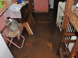 Um dos quartos da casa do José Marcelo com barro provocado após água invadir (Foto: Paulo Francis)