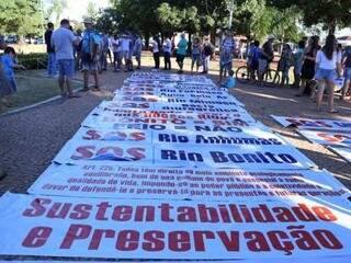 Protesto no mês de dezembro pedia proteção aos rios de Bonito. (Foto: Kisie Ainoã)
