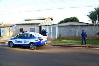 Guarda Municipal esteve na casa onde ocorreu o crime hoje pela manhã. (Foto: Fernando Antunes)
